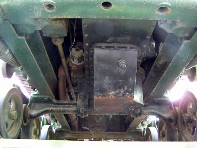 Крепление силового агрегата к раме трактора