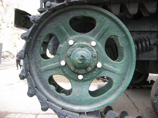 Направляющее колесо (ленивец) левого борта
