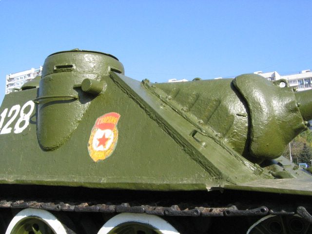 Стык верхнего бронелиста и переднего листа правого подкрылка САУ СУ-100