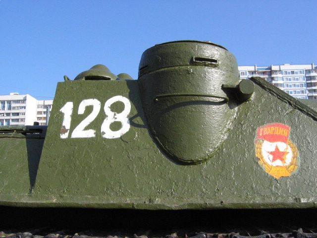 Вертикальный лист боевого отделения (козырёк) на переднем листе правого подкрылка