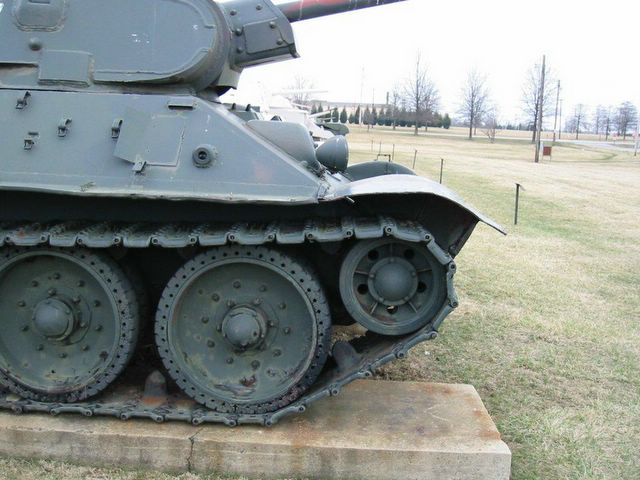 Вид справа на переднюю часть танка