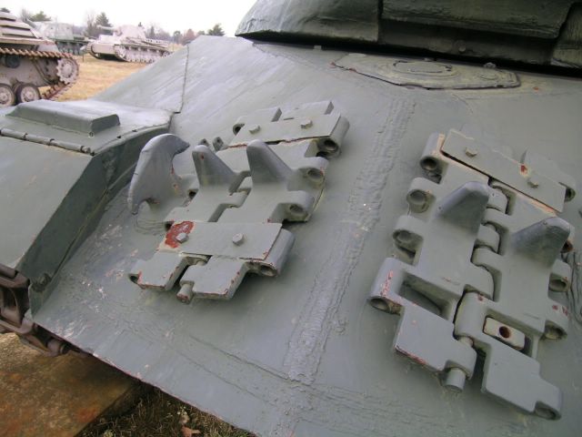 Стык нижнего и верхних наклонных листов корпуса танка