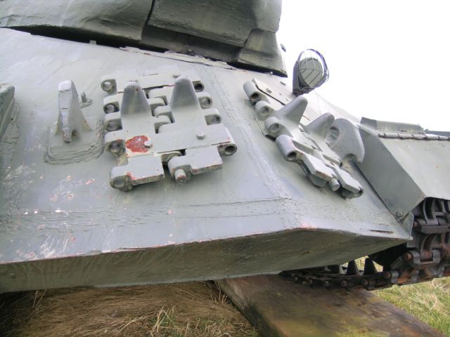 Сварные швы на стыках наклонных листов бронекорпуса танка ИС-3