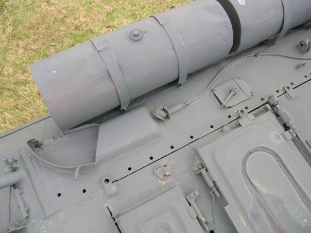 Отражатель выхлопа и выпускной колпак на корпусе танка