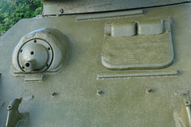 Крышка люка механика-водителя и бронеколпак пулемёта