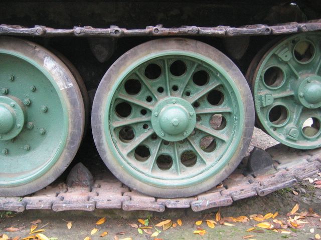 Разные типы опорных катков и ведущее колесо