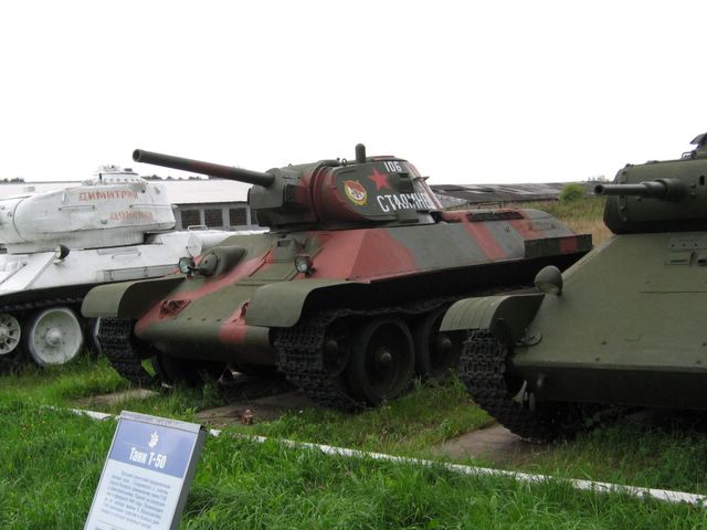 Вид на танк спереди-справа