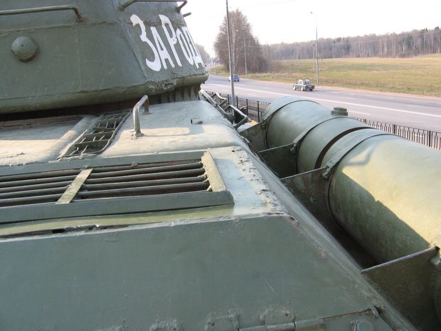 Вид на танк сзади, вдоль правого борта